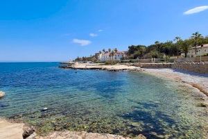 Tanquen al bany una coneguda platja de Dénia por contaminació