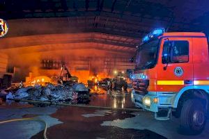 Extingit l'incendi de la planta de reciclatge de Guadassuar