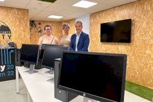 Alicante dona equipos informáticos a asociaciones vecinales y de ayuda a los jóvenes para reducir la brecha digital
