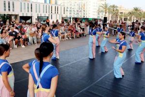 Las escuelas de Benidorm sacan a la calle la danza contemporánea en la primera jornada de Les Ones