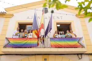 La bandera arcoiris ondea en el Ayuntamiento de l’Alfàs en el Día Nacional del Orgullo LGTBIQ+