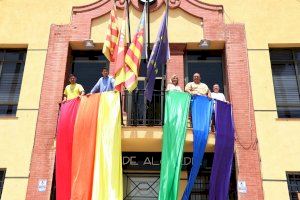 L'Ajuntament de Sagunt penja pendons amb els colors de la bandera LGTBIQ+ en les dependències municipals