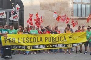 La Plataforma en Defensa de l’Ensenyament Públic se concentra contra la aprobación de la ley de “libertad educativa”