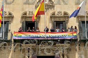 Alicante conmemora el Día del Orgullo con un acto institucional y el despliegue de la pancarta LGTBI en el Ayuntamiento