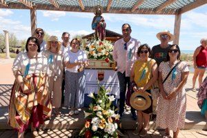 La Ribera de Cabanes venera a Sant Pere amb una multitudinària processó per la mar