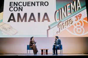 Cinema Jove llena el Teatro Principal en un encuentro público con Amaia
