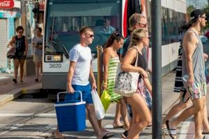 Metrovalencia ofrece cerca de 200 tranvías diarios de las Líneas 4, 6 y 8 en dirección a las playas de la ciudad de València