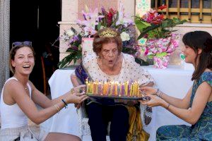 La calle San Pedro de El Campello celebra los 100 años de su vecina más longeva: Leonor Gomis Sala
