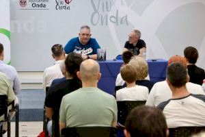 El escritor castellonense Israel Quevedo presenta su última novela La Voz de las Entrañas en Onda va de Llibres