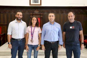 El Ayuntamiento de Sagunto recibe a la atleta Laura Méndez