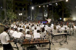 Las dos bandas municipales de Paiporta tocan juntas por primera vez en la inauguración de la nueva Plaza de la Iglesia