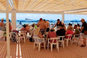 Medio centenar de afiliados a la ONCE ‘inauguran’ su verano con un baño inclusivo en las playas de Benidorm