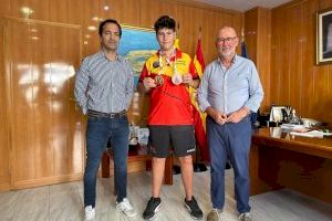 El Campello reconoce al joven campeón de petanca Lucas Carretero