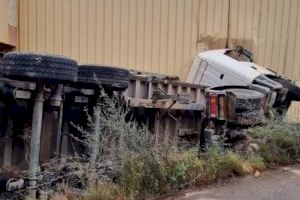 Vuelca un camión en l’Alcora: el conductor de 62 años ha resultado herido