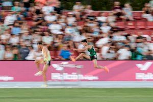 El alcalde de Utiel felicita al atleta Victor Ruiz tras alzarse con la medalla de plata en el Campeonato de España