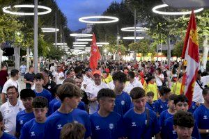 La 30ª Costa Blanca Cup subió el telón del fút-bol entre música y fuegos artificiales de bienve-nida