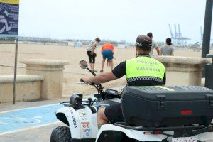 Agresión sexual en plena playa de Valencia: Un joven manosea a una bañista mientras otro le roba