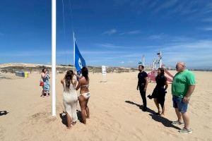 Las cinco banderas azules ya ondean en las playas de Elche