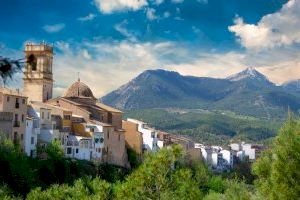 Un pueblo de Alicante se moviliza contra la instalación de una nueva línea de alta tensión