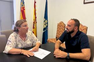 La delegada del Consell en Alicante se reúne con el alcalde de Castell de Guadalest