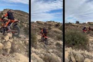 Aventureros imprudentes: Padre e hijo pillados en redes sociales circulando en moto por una senda de monte en Elche