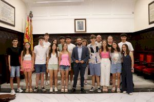 El Ayuntamiento de Sagunto recibe al alumnado con mejores expedientes en las NAU, el conservatorio y en la promoción 2021-2022 de Primaria