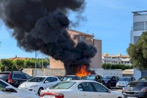 Se incendia un coche y otro resulta afectado por las llamas junto al centro de salud de Almassora