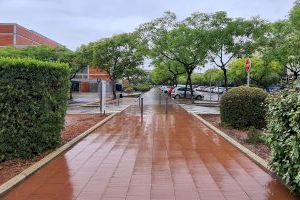 Ceràmica per a evitar inundacions als carrers: Inventen un nou paviment que deixa passar fins a 10.000 litres de pluja per metre quadrat
