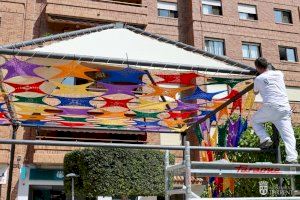 El crochet invade la Plaza América de Torrent con un nuevo toldo multicolor