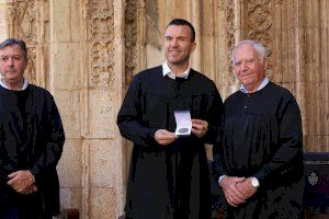 Vicent Mompó recibe la blusa de honor del Tribunal de las Aguas