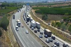 Un accidente de tráfico colapsa el by-pass de Valencia