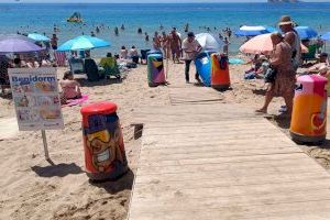 Benidorm instala en las playas las papeleras decoradas por los artistas de la I Jornada de Arte Urbano