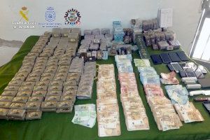 Red de narcotraficantes desarticulada y que vendía droga en pueblos de Alicante: Incautados 49 kilos de hachís y más de 75.000 euros