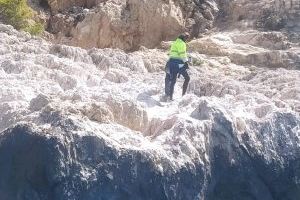 Un equip de dos operaris neta diàriament la costa de Xàbia