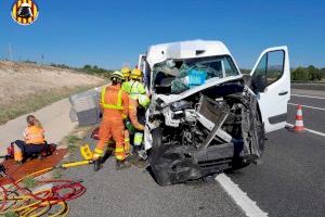 Atrapada una persona en un accidente entre una furgoneta y un camión en Cheste