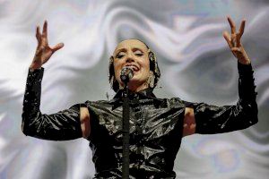 El guiño de Luz Casal a Valencia: da su concierto con peinado de fallera