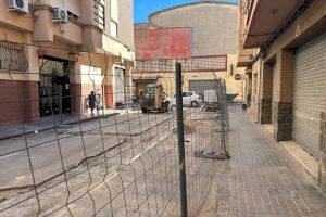 Torrent renueva el colector en la calle San Pedro Alcántara para mejorar la red de saneamiento y evitar filtraciones