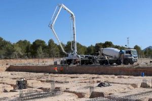 Benidorm inicia una nueva fase en la construcción del tanatorio con el comienzo de los trabajos de hormigonado de la parcela