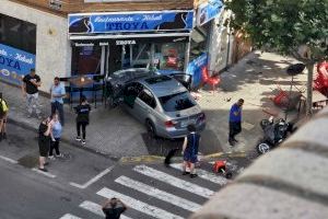 Un cotxe s'encasta contra un kebab a Vila-real