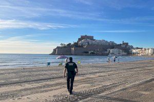 Multas de hasta 750 euros: La policía retira en Peñíscola las hamacas abandonadas en primera fila de playa