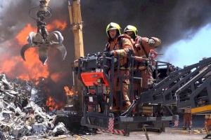 VIDEO | Los bomberos siguen trabajando para extinguir el incendio de Silla y se movilizan por una fuga de gas en Torrent