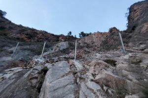 Impressionant malla per a protegir la carretera que unix la Vall  i Alfondeguilla després de la solsida de 80 tones de roques