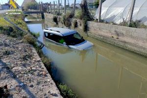 Rescatan a una conductora que había caído en una acequia de Sueca