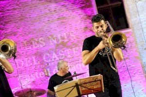 El festival de música "Les Nits del Castell" llena el claustro en su primer concierto