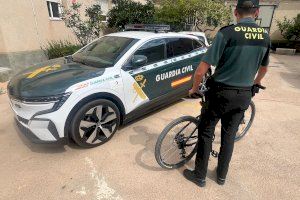 Detenido un hombre por seis hurtos de patinetes y bicicletas en Cox