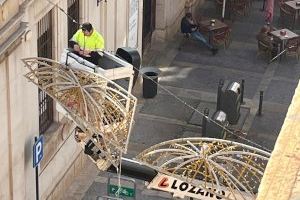 Castelló prepara el seu enllumenat festiu amb la renovació dels tensors als carrers i façanes