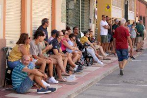 Concurrida exhibición de pelota valenciana en la calle Sant Pere para festejar el centenario de las fiestas de la Virgen del Carmen