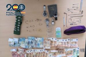 La Policía Nacional detiene in fraganti a dos ladrones especializados en robos en viviendas en Valencia