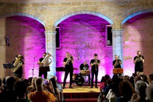 Centenares de personas pasan por el festival “Les Nits del Castell”