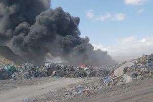 Los bomberos siguen trabajando para extinguir el incendio del vertedero de Xixona